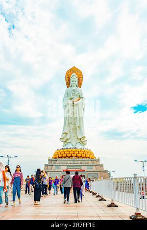 Sanya, Insel Hainan, China - 26. November 2018: Statue der Göttin Guanyin auf dem Territorium des buddhistischen Kulturparks Nanshan Stockfoto