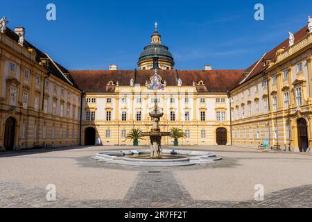 Der Hof des Prelate und der Brunnen der Melk Abbey, Melk, Österreich Stockfoto