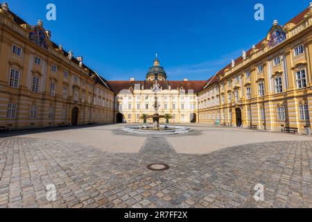 Der Hof des Prelate und der Brunnen der Melk Abbey, Melk, Österreich Stockfoto