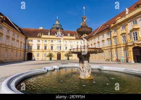 Der Hof des Prelate und der Brunnen der Melk Abbey, Melk, Österreich Stockfoto