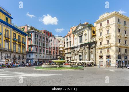 Neapel, Italien. Blick auf die Piazza Triest e Trento an einem sonnigen Augusttag. Im Vordergrund, der sogenannte Artichoke-Brunnen. Im Hintergrund das San F Stockfoto
