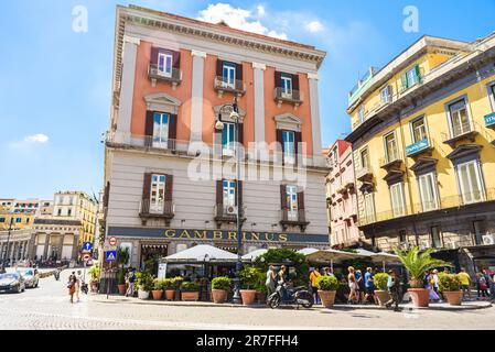 Neapel, Italien. Blick auf die Fassade der historischen Cafeteria aus dem 19. Jahrhundert auf der Piazza Triest e Trento. Einige Tische des Cafés sind draußen gedeckt. 2022-08- Stockfoto