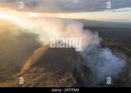 Rauch im Vulkan Masaya fließt über die Landschaft Nicaraguas bei Sonnenuntergang Stockfoto