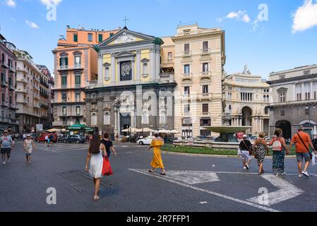 Neapel, Italien. Blick auf die Piazza Triest e Trento an einem sonnigen Augusttag. Im Vordergrund befinden sich einige Personen, die den Platz überqueren. 2022-08-20. Stockfoto