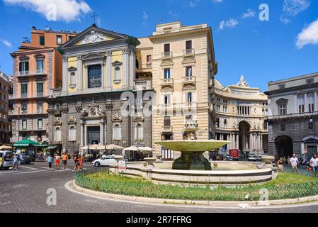 Neapel, Italien. Blick auf die Piazza Triest e Trento an einem sonnigen Augusttag. Im Vordergrund, der sogenannte Artichoke-Brunnen. Im Hintergrund das San F Stockfoto