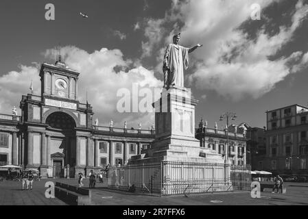 Neapel, Italien. Blick auf die Piazza Dante mit der Statue von Dante Alighieri und der Fassade des Gebäudes des des antiken Convitto Nazionale Vittorio Emanue Stockfoto