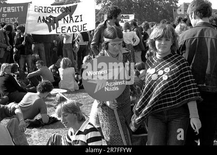 Rock Against Racism 1970er Jahre London, England um 1978. Teenager-Mädchen auf einer Rock Against Racism-Rallye Hyde Park mit einem Plakat, Women Against the Nazi, Brighton Anti Nazi League. UK 70S HOMER SYKES Stockfoto