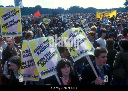 Rock Against Rassismus 1970s London, England 1978. Rock Against Rassismus Rallye Hyde Park, Banner lesen Kampf die Racialisten schließen sich den Sozialisten an, gesponsert von der Socialists Workers Party. GROSSBRITANNIEN 70ER JAHRE HOMER SYKES Stockfoto