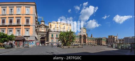 Neapel, Italien. Blick auf die Piazza Dante mit dem alten Port'Alba auf der linken Seite und Dante Alighieris Statue auf der rechten Seite. 2022-08-20. Stockfoto