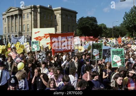 Rock Against Rassismus 1970s London, England 1978. Teenager und junge Erwachsene nehmen an einem Rock Against Rassismus Marsch und Konzert Teil. Sie marschierten vom Hyde Park zum Brockwell Park bei Brixton. Apsley House, Nr. 1, Piccadilly, Hyde Park Corner, London im Hintergrund. GROSSBRITANNIEN 70ER JAHRE HOMER SYKES Stockfoto