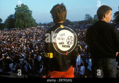 Rock Against Rassismus 1970s Brockwell, South London, England 1978. Zwei junge Männer auf der Bühne, beim Rock Against Rassismus Konzert, trägt einer einen Slogan auf seiner Jacke: "Love Music Hate Rassismus. Das Rock Against Racism Konzert folgte einem marsch vom Hyde Park zum Brockwell Park bei Brixton. GROSSBRITANNIEN 70ER JAHRE HOMER SYKES Stockfoto