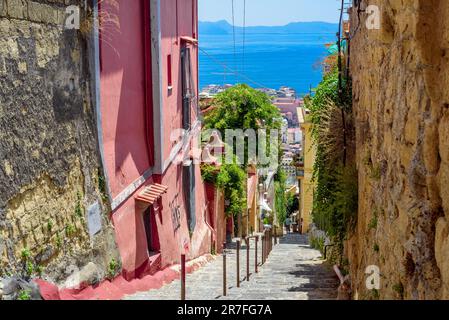 Neapel, Italien. Blick auf den Golf von Neapel durch die charakteristischen Häuser der Petraio-Treppe. 24. August 2022. Stockfoto