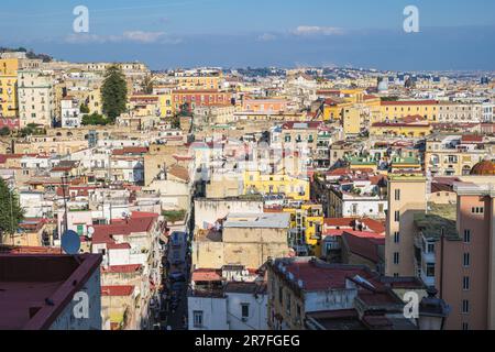 Neapel, Italien. Sehen Sie an einem sonnigen Januar-Tag das historische Zentrum von Neapel vom Corso Vittorio Emanuele aus. 3. Januar 2023. Stockfoto