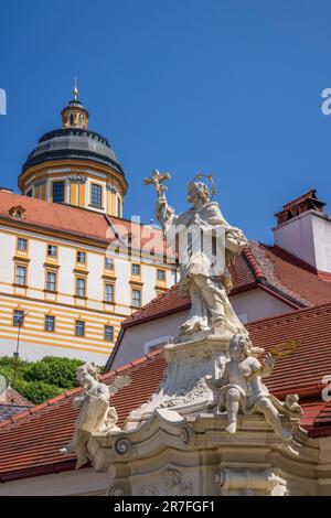 St. Johannes-Nepomuk-Statue am Hauptplatz mit Melk-Abtei, Melk, Österreich Stockfoto