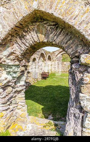 Die Ruinen der St. Justinian's Chapel aus dem frühen 16. Jahrhundert in St. Justinians auf der Halbinsel St. David im Pembrokeshire Coast National Park, Wales Stockfoto