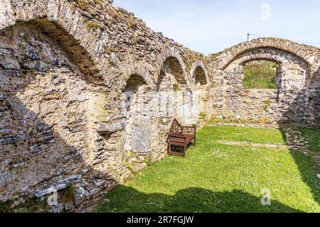 Die Ruinen der St. Justinian's Chapel aus dem frühen 16. Jahrhundert in St. Justinians auf der Halbinsel St. David im Pembrokeshire Coast National Park, Wales Stockfoto