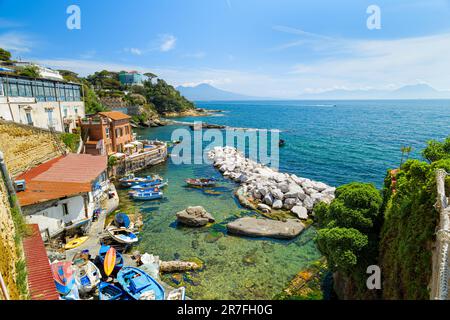 Neapel, Italien. In Posillipo genießen Sie den Blick auf den Yachthafen des Küstendorfes Marechiaro mit den Fischerbooten. Im Hintergrund des Vesuvs. 202 Stockfoto