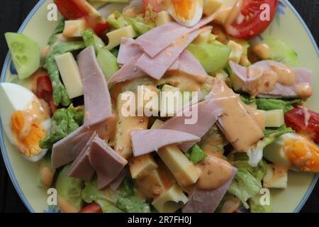 italienischer Salat mit Käse und Schinken Stockfoto