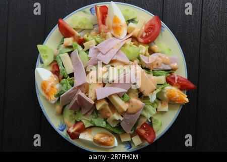 italienischer Salat mit Käse und Schinken Stockfoto