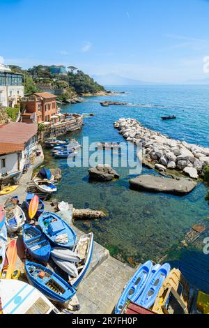 Neapel, Italien. In Posillipo genießen Sie den Blick auf den Yachthafen des Küstendorfes Marechiaro mit den Fischerbooten. Im Hintergrund des Vesuvs. 202 Stockfoto