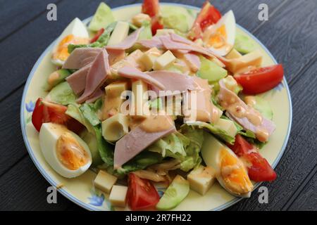 italienischer Salat mit Käse und Schinken Stockfoto