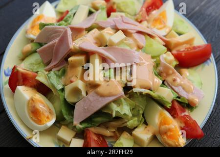 italienischer Salat mit Käse und Schinken Stockfoto