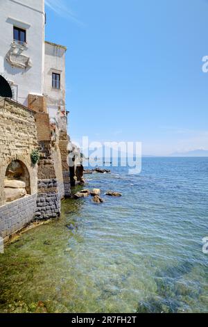 Neapel, Italien. Blick vom Meer auf das Küstendorf Marechiaro in Posillipo, den Vesuv. Vertikales Bild. 2023-04-23. Stockfoto