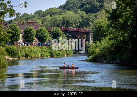 Ironbridge, Juni 4. 2023: Der Fluss Severn und die Eisenbrücke Stockfoto