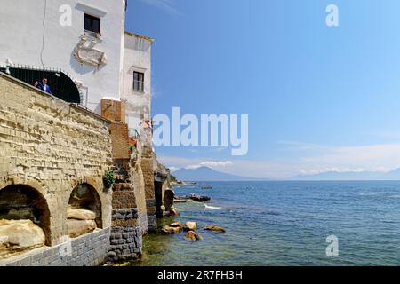 Neapel, Italien. Blick vom Meer auf das Küstendorf Marechiaro in Posillipo, den Vesuv. 2023-04-23. Stockfoto