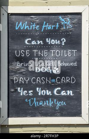 Ironbridge, Juni 4. 2023: Einladendes Pub-Schild in der Stadt Stockfoto