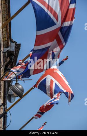 Ironbridge, Juni 4. 2023: Unionsflaggen in der Stadt Stockfoto