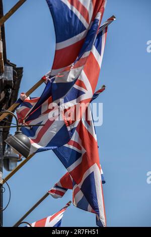 Ironbridge, Juni 4. 2023: Unionsflaggen in der Stadt Stockfoto