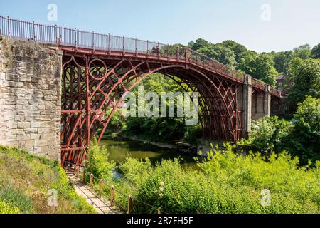 Ironbridge, Juni 4. 2023: Der Fluss Severn und die Eisenbrücke Stockfoto