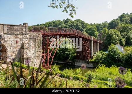 Ironbridge, Juni 4. 2023: Der Fluss Severn und die Eisenbrücke Stockfoto