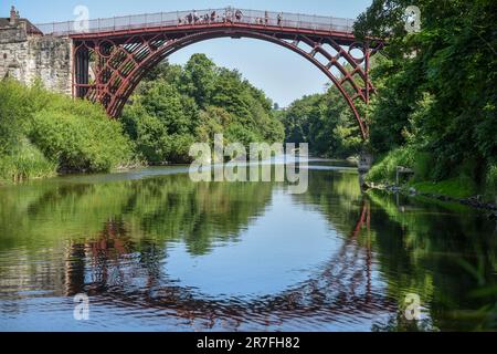 Ironbridge, Juni 4. 2023: Der Fluss Severn und die Eisenbrücke Stockfoto