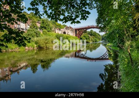 Ironbridge, Juni 4. 2023: Der Fluss Severn und die Eisenbrücke Stockfoto