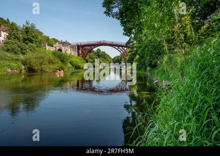 Ironbridge, Juni 4. 2023: Der Fluss Severn und die Eisenbrücke Stockfoto