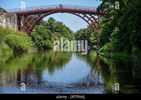 Ironbridge, Juni 4. 2023: Der Fluss Severn und die Eisenbrücke Stockfoto