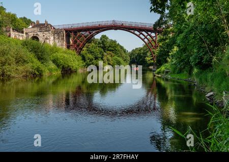 Ironbridge, Juni 4. 2023: Der Fluss Severn und die Eisenbrücke Stockfoto