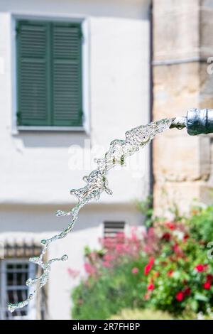 Spritzendes Wasser eines Brunnens in Tuebingen. Stockfoto