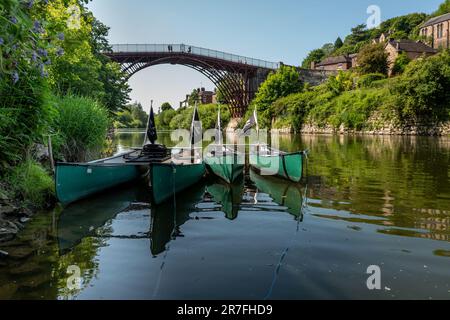 Ironbridge, Juni 4. 2023: Der Fluss Severn und die Eisenbrücke Stockfoto