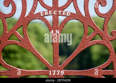 Ironbridge, Juni 4. 2023: Der Fluss Severn und die Eisenbrücke Stockfoto