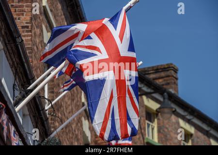 Ironbridge, Juni 4. 2023: Unionsflaggen in der Stadt Stockfoto