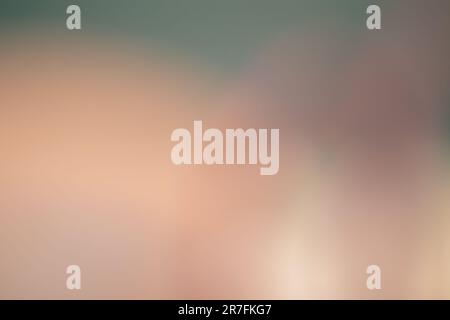 Verschwommener, farbenfroher, pastellroter und grüner Hintergrund. Schwarz verschwommenes abstraktes Design in natürlicher Farbpalette Stockfoto