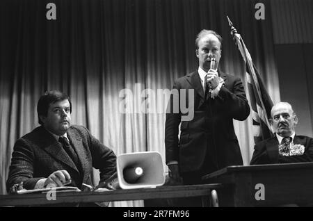 John Tyndall, Anführer der Front National. Walsall, Birmingham, England, ca. 1976. National Front NF-Treffen nach märz durch Birmingham Vorort Walsall North während einer lokalen Nachwahl. L-R Martin Webster, John Tyndall und der Kandidat der Nationalfront Charles Parker. Stockfoto