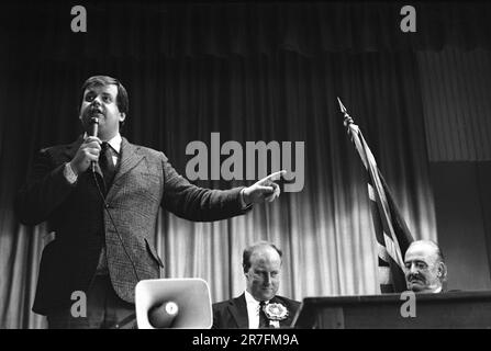 Martin Webster, John Tyndall National Front. Walsall, Birmingham, England, ca. 1976. National Front NF-Treffen nach märz durch Birmingham Vorort Walsall North während einer lokalen Nachwahl. L-R Martin Webster, John Tyndall und der Kandidat der Nationalfront Charles Parker. UK 1970S HOMER SYKES Stockfoto