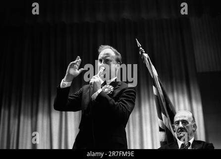 John Tyndall, Anführer der Front National, Walsall, Birmingham, England, ca. 1976. National Front NF-Treffen nach märz durch Birmingham Vorort Walsall North während einer lokalen Nachwahl. John Tyndall und der NF-Kandidat Charles Parker. Stockfoto