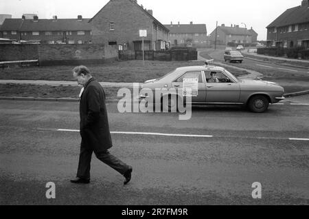 John Tyndall, Anführer der Front National, Walsall, Birmingham, England 1976. John Tyndall wählte in Birmingham, einem Vorort von Walsall North, während einer lokalen Nachwahl in einem verlassenen Wohngebiet. GROSSBRITANNIEN 1970ER JAHRE HOMER SYKES Stockfoto