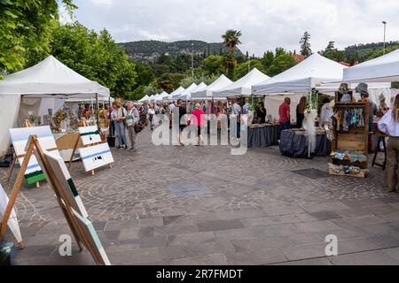 Traditioneller Markt in Garda Stadt mit vielen wundervollen Verkaufsständen, Gardasee, Italien, Europa Stockfoto