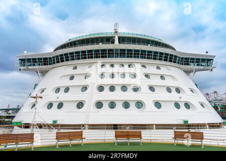 San Pedro, CA, USA – 2. Juni 2023: Blick auf Bullaugenfenster und das Kreuzfahrtschiff Captain's Bridge of Royal Caribbean's Navigator of the Seas im Hafen von Los Stockfoto